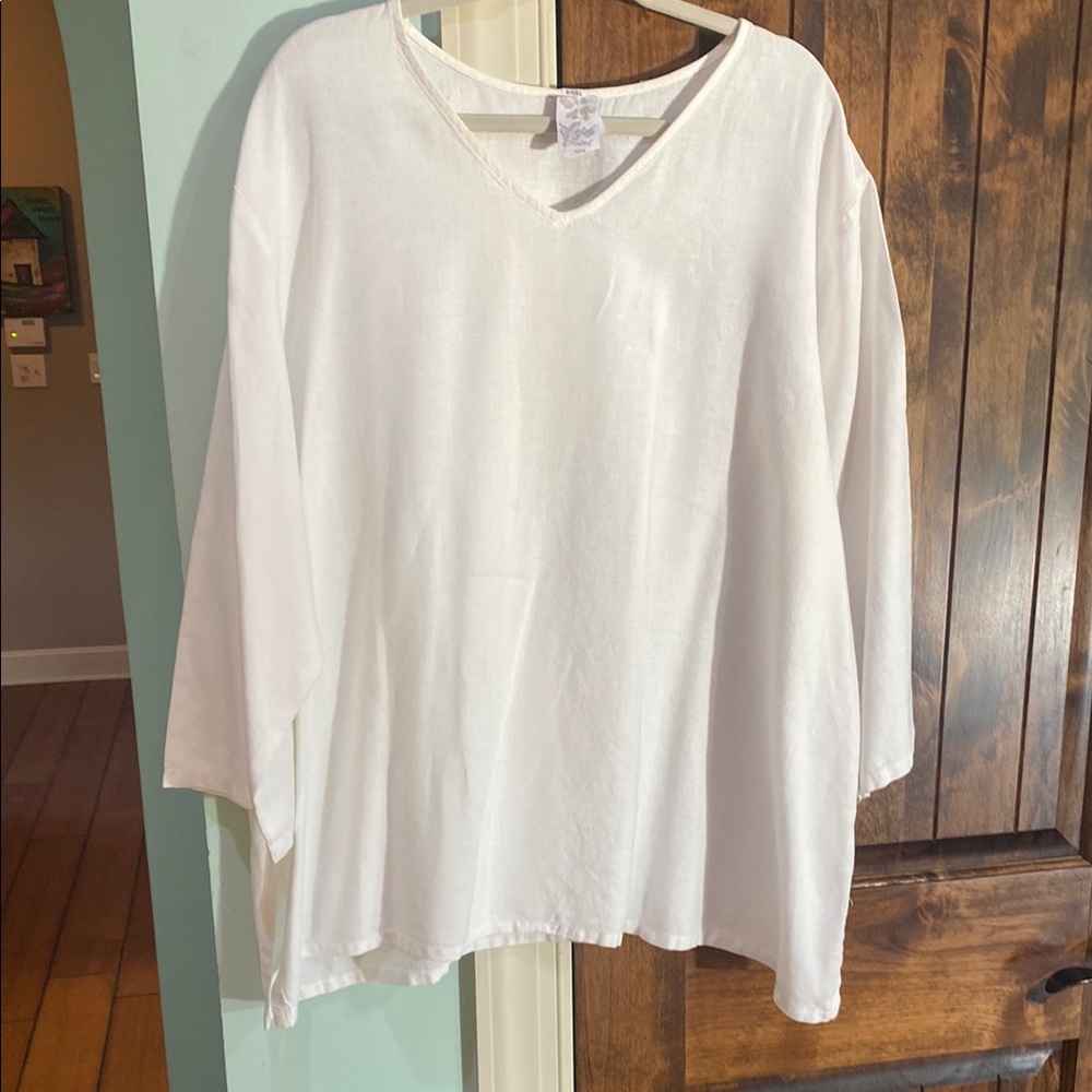 Match Point USA Women's White V-Neck Linen Tunic. White. 2X. Great condition.